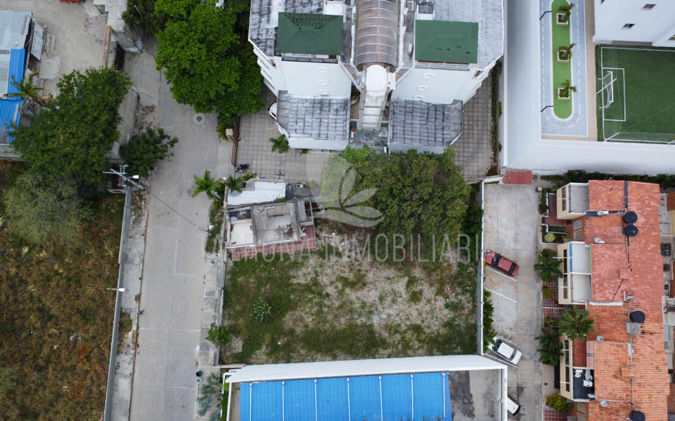 Lote en venta a media cuadra del mar en Playa Salguero