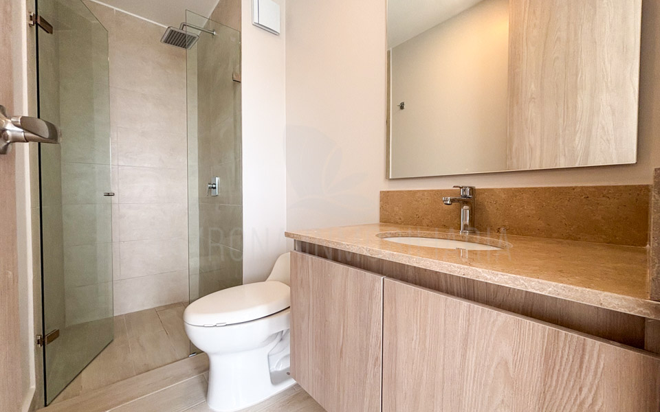 Apartaestudio en venta en Santa Marta con balcón y piscina infinita