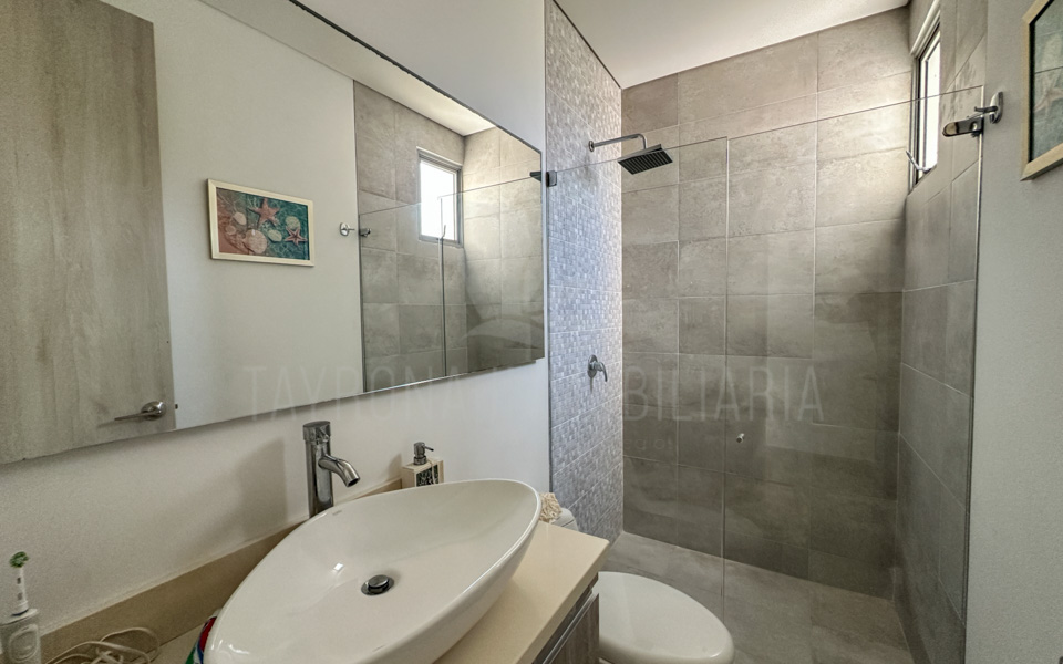 Apartamento en venta, Sabanilla frente al mar
