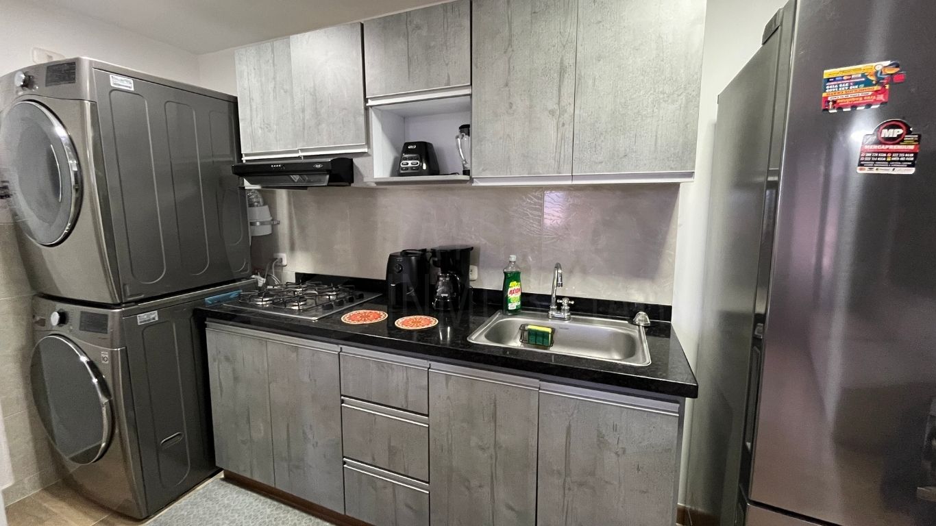 Apartamento amoblado de tres habitaciones